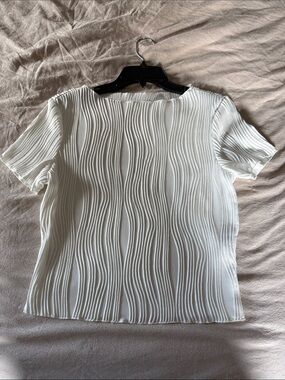 White Textured Wave-Short Sleeve Top. RIHOAS. NWT
